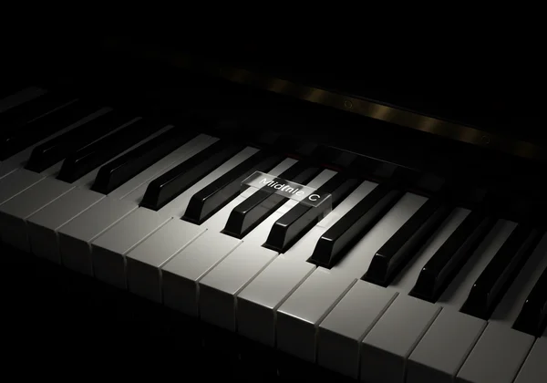 Primer plano de las teclas del piano mostrando el Do Central resaltado